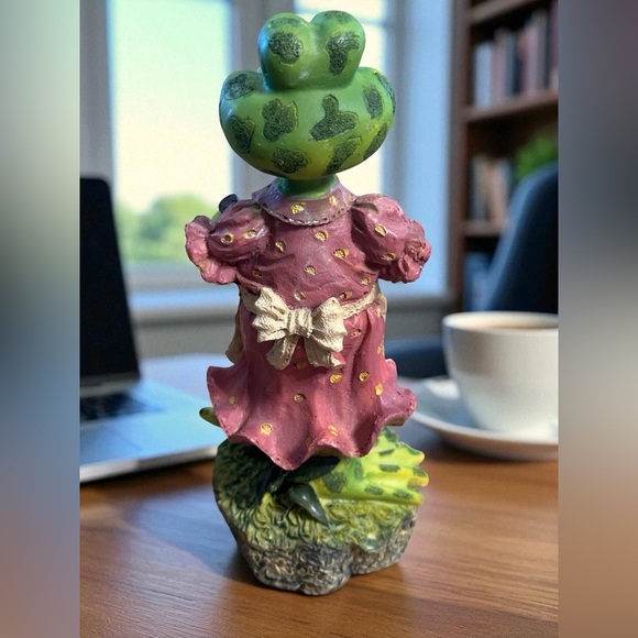 Vintage Spotted Bullfrog Farmer And Wife Garden Frog Statues 7 Inches High - Picture 8 of 12